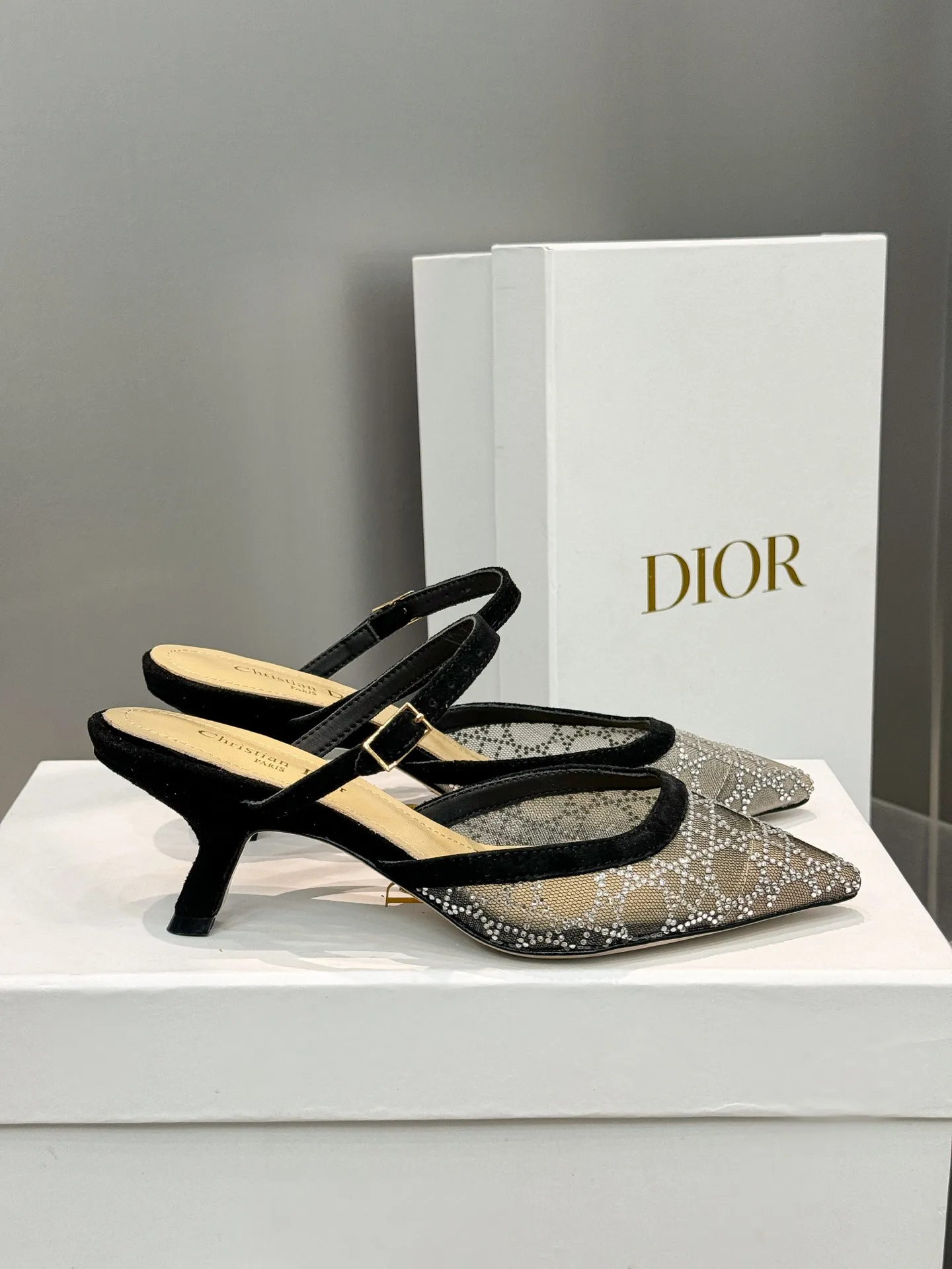 👟👟Ex-factory price 580👟👟 Dior 2025 spring and summer catwalk new style bling...bling...crystal shoes Capture series high-heeled women's shoes Star-same rhinestone square toe cannage pattern cat heel slip-on sandals The top high-end version on the market Exclusive sale Material: Original custom mesh inlaid with hot Australian rhinestones + water-dyed sheepskin feet + original molded hardware buckles + Italian leather outsole Heel height: 6.5CM/9.5CM size: 34-43 (34.40.41.42.43. Customized, non-refundable)